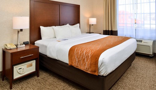 Suite 1 King Bedroom, 2 Twin bedroom and Kitchenette (Non Smoking)