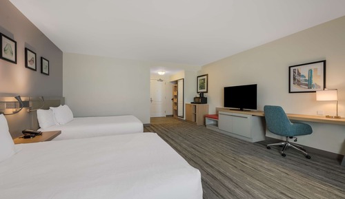 Two Queen Beds, Accessible With Bathtub