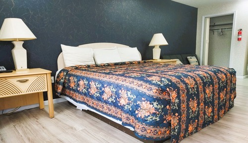 Studio Suite, 1 King Bed, Kitchenette
