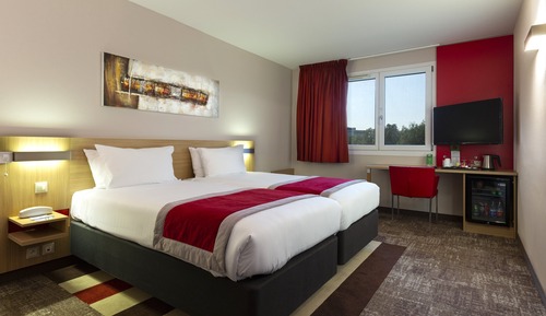 Standard Room, 1 Queen Bed, Accessible, City View (Roll-In Shower)