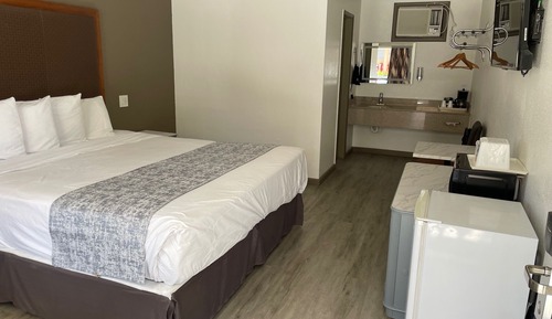 Basic Room, 1 King Bed
