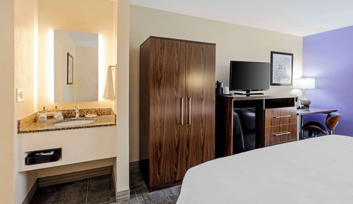 Standard Room, 1 King Bed, Accessible, Refrigerator