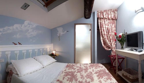 Small Attic Room, Dependance (Roof Window, Sloping Ceiling)