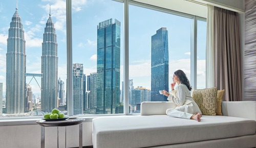 Executive Room, 1 King Bed (Traders Club, Twin Towers View)
