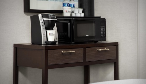 Room Accessible Hearing Impaired/Roll-in Shower (Mini Fridge/Microwave)