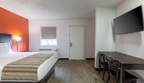 Deluxe Room, 1 Queen Bed, Non-Smoking, Kitchenette