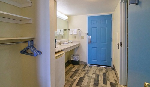 Queen / Twin Unit - First Floor