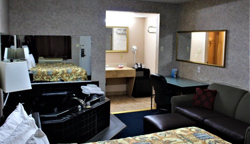 Standard Suite, 1 King Bed, Jetted Tub (Smoking)