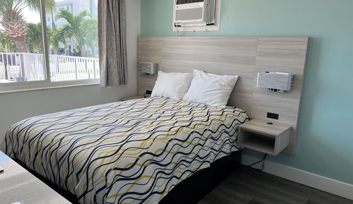 Deluxe Room ,1 Full Size Bed, Kitchenette