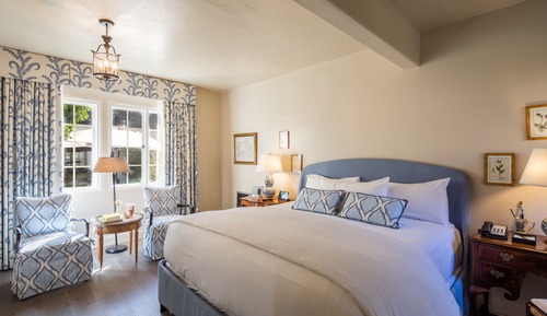 Standard Room, 1 King Bed, Courtyard Area