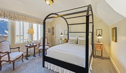 Standard Room, 1 Queen Bed, Courtyard Area