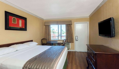 Standard Room, 1 Queen Bed, Smoking