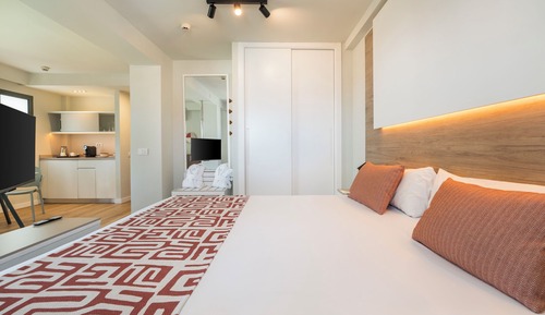 Junior Suite (1 adult and 1 child)