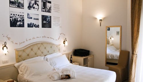 Double or Twin Room (2 sunbeds and 1 umbrella included)