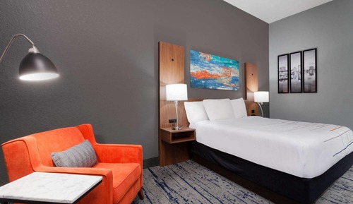 Deluxe Studio Suite, 1 King Bed, Non Smoking, Kitchenette