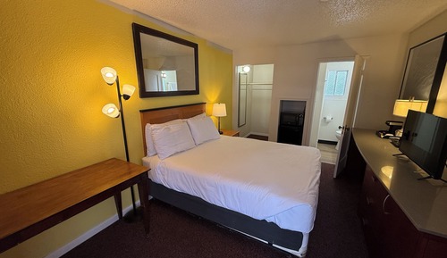 Classic Room, 1 Queen Bed, Non Smoking, Ground Floor