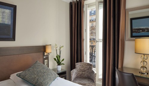 Deluxe Room Arc de Triomphe view with balcony