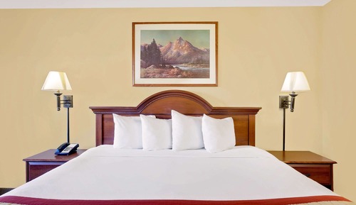 Executive suite 1 king no smoking no pets allowed