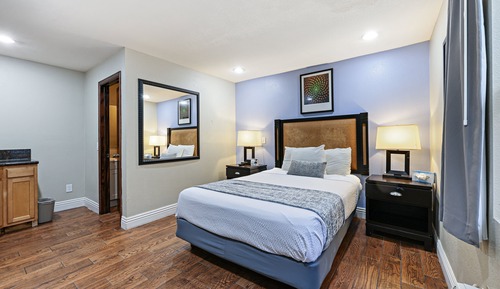 Suite, 1 Queen Bed, Kitchen