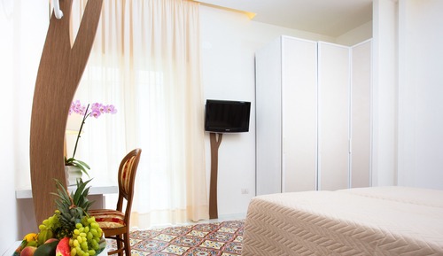 Standard Double Room, 1 Double or 2 Twin Beds, Balcony, Partial Sea View