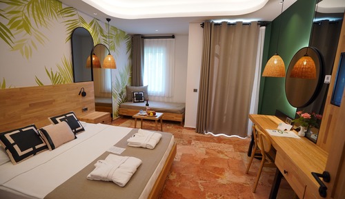 Lagoon Swim-Up Room - Pool Access