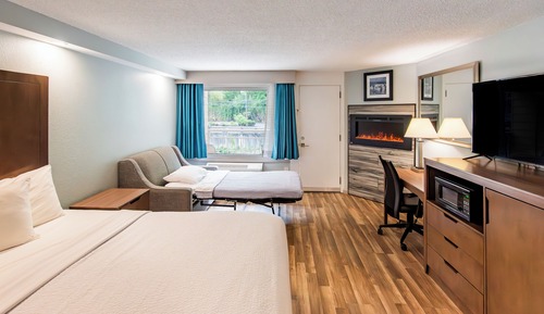 Deluxe Room, 1 King Bed, Balcony (River, Fireplace)