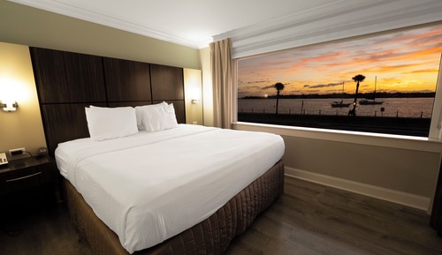 Standard Room, 1 King Bed, Refrigerator & Microwave, Bay View