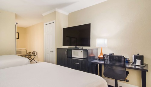 Standard Room, 2 Queen Beds, Accessible, Bathtub