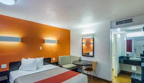 Deluxe Room, 1 Queen Bed, Non Smoking, Kitchenette