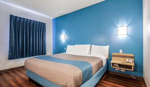 Deluxe Room, 1 King Bed, Non Smoking, Refrigerator & Microwave