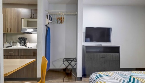 Standard Room, 1 Queen Bed, Accessible, Smoking