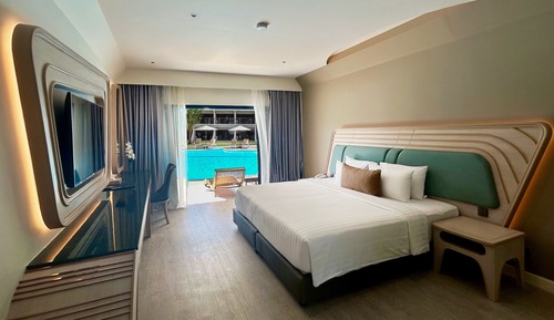 Amora Grand Pool View