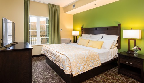 Deluxe Condo, 2 Bedrooms, Kitchen, Pool View (3 Queen Beds)