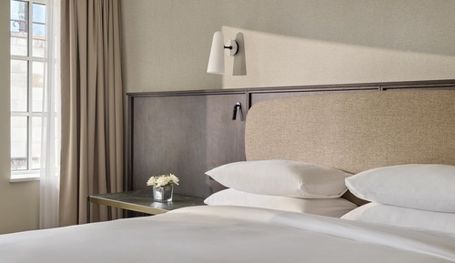 Club Room, 1 King Bed, City View