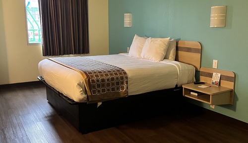Room, 1 King Bed, Accessible, Non Smoking (Mobility Roll-In Shower)