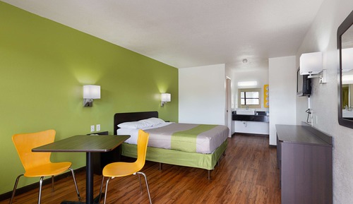 Deluxe Room, 1 Queen Bed, Non Smoking, Refrigerator & Microwave