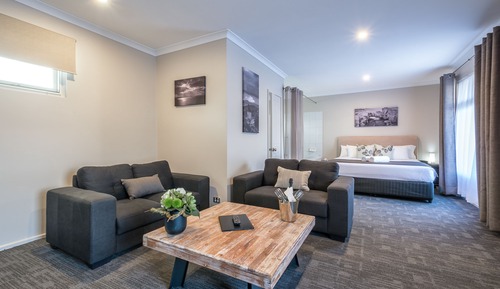Executive Suite, 1 King Bed, Jetted Tub, Ground Floor