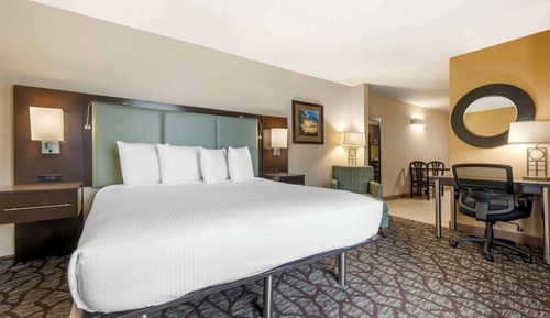 Standard Room, 1 King Bed, Accessible, Kitchenette