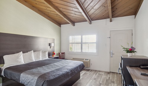 Standard Room, 1 King Bed