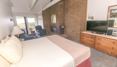 Premium Studio, 1 King Bed, Kitchenette, Ocean View (Premium Studio Unit-Room 302-No Pets)