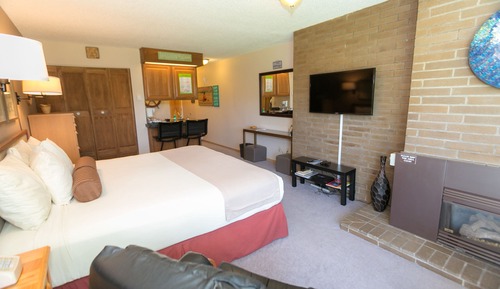 Standard Studio, 1 King Bed, Kitchenette, Pool View (Studio Unit- Room 111-No Pets)