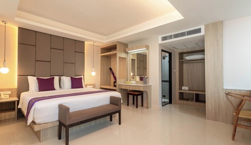 Premier Room, 1 King Bed, Bathtub