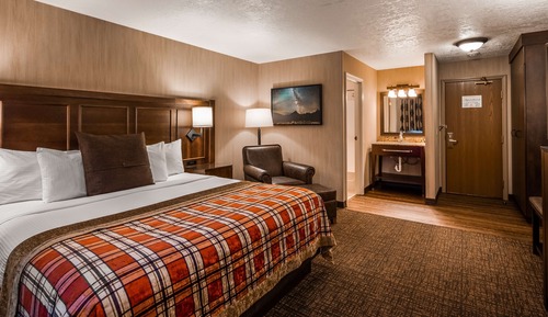 Standard Room, 1 King Bed, Non Smoking, Refrigerator & Microwave