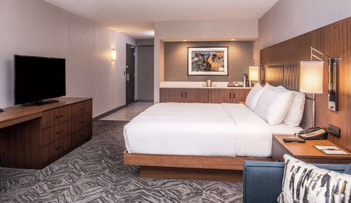 Suite, 1 King Bed, Corner