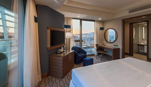Room, 1 King Bed, Balcony, Corner (Corner)