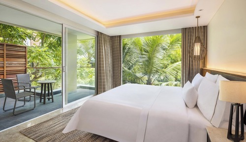 Suite, 1 King Bed, Non Smoking, Garden View (Balcony)