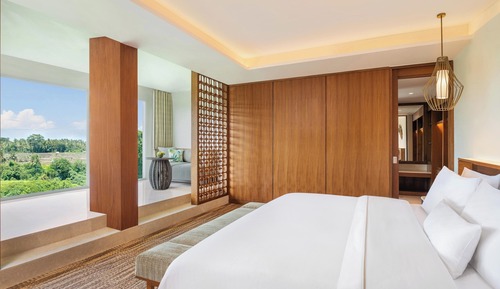 Studio Suite, 1 King Bed, Non Smoking, Garden View (Balcony)