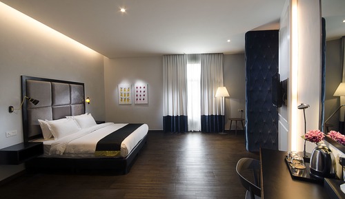 Deluxe King with Lounge