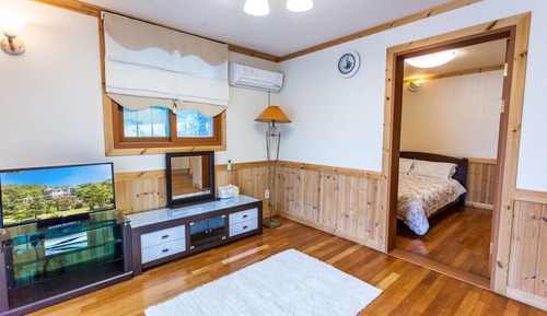 Family Room (Regulus)