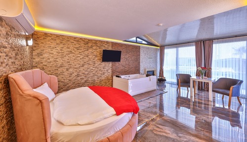 Deluxe Room, Jetted Tub, Pool View